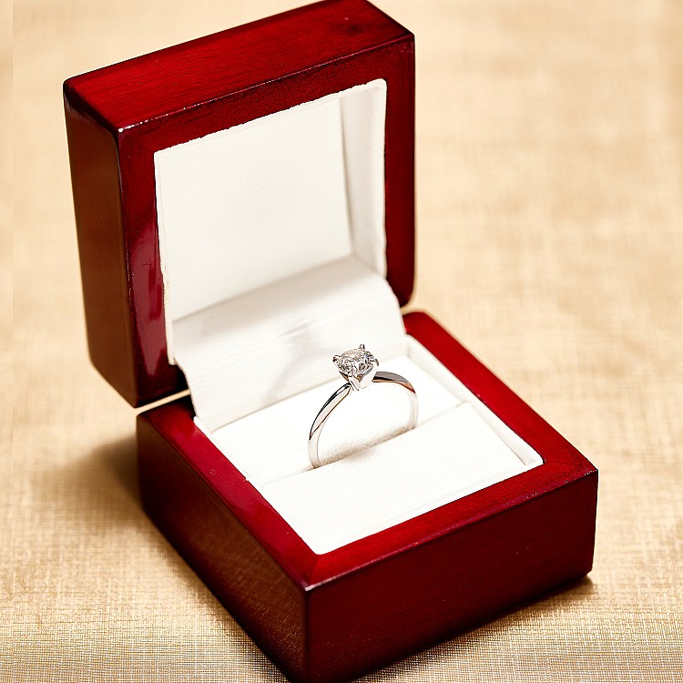 Bague de fiançailles solitaire en or avec diamant incolore certifié GIA 0,50 ct ou 0,70 ct - modèle i007