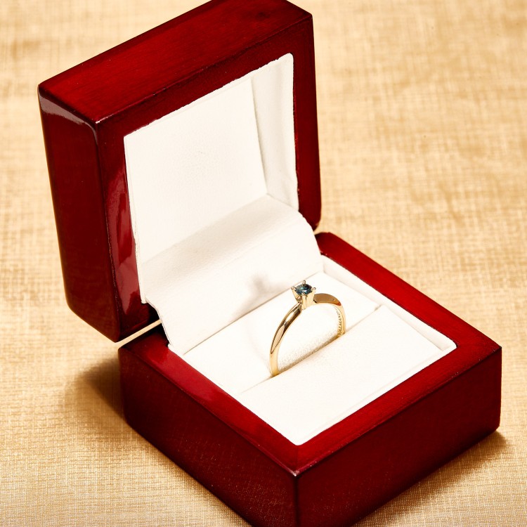 Anello di fidanzamento classico i007Db in oro con diamante blu da 0,10 ct - 0,15 ct