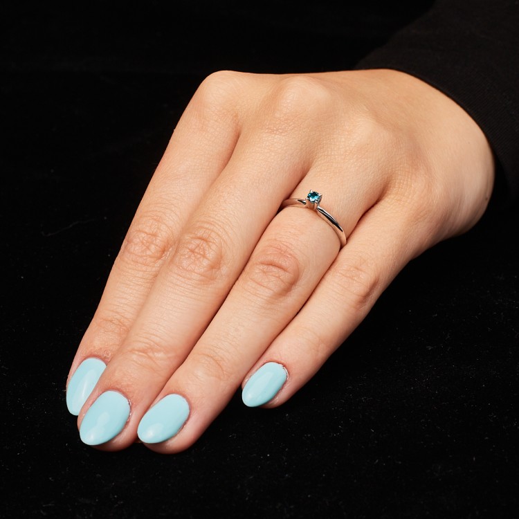 Anello di fidanzamento classico i007Db in oro con diamante blu da 0,10 ct - 0,15 ct