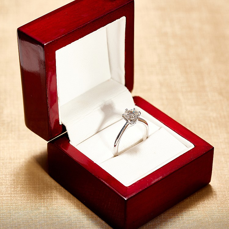 Tiffany Model Engagement Ring in 18k White Gold with Lab Grown Diamond 1.00ct IGI Certified - model i168