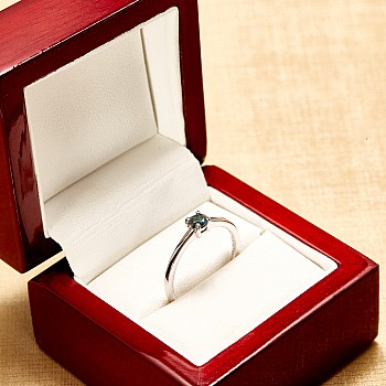 Verlobungsring i71863DB in Gold mit blauem Diamant 0,30 ct – 0,50 ct