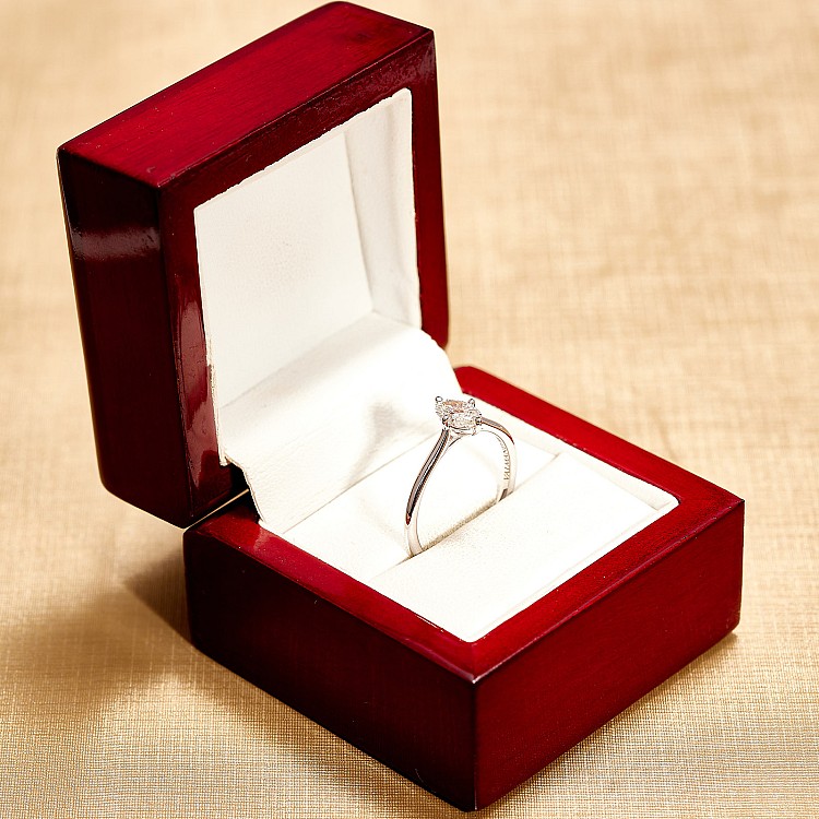 18k White Gold Solitaire Engagement Ring with Oval Diamond GIA Certified - model I1735.v2