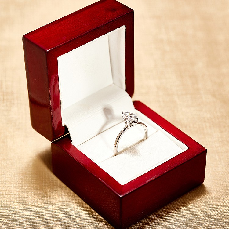 Anello di fidanzamento in platino con diamante incolore Marquise da 1,00 ct certificato IGI, creato in laboratorio - modello i4454