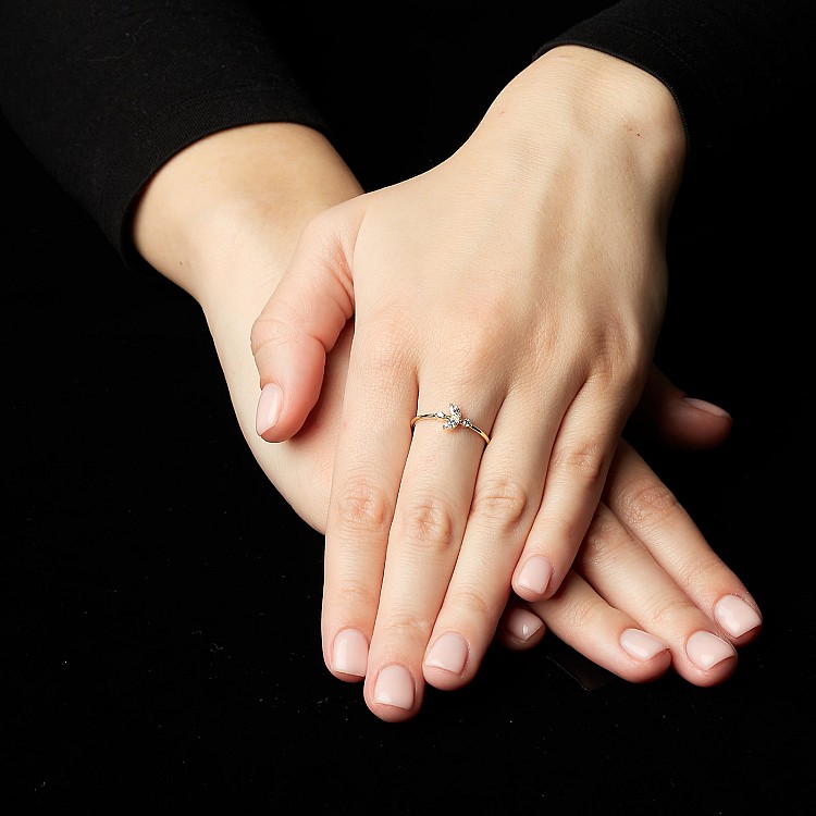 Anello trendy s008 in oro o platino con diamanti