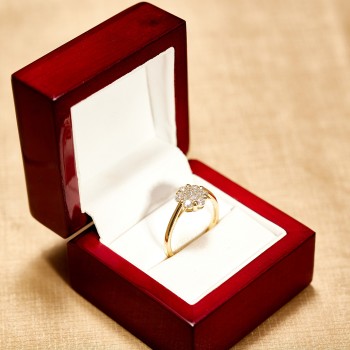Gold Gift Ring with Diamonds - model i024