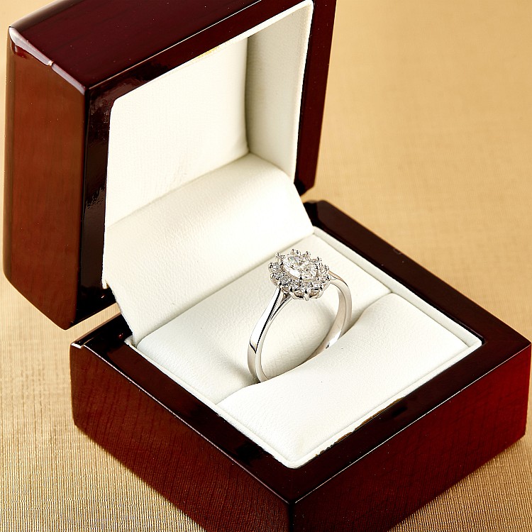 Bague de fiançailles en or avec diamant central certifié GIA de 0,50 ct ou 0,70 ct et diamants secondaires - modèle i042