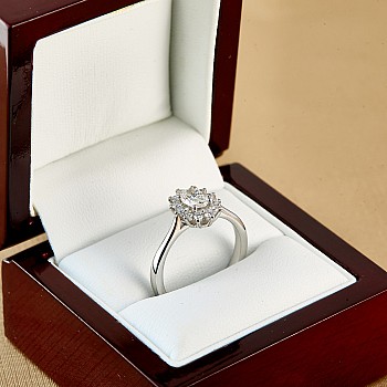 Kate Middleton Engagement Ring in 18k White Gold with Oval Lab Grown Diamond GIA Certified - model i055