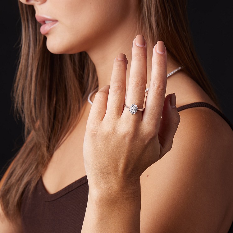 Kate Middleton Engagement Ring in 18k White Gold with Oval Lab Grown Diamond GIA Certified - model i055