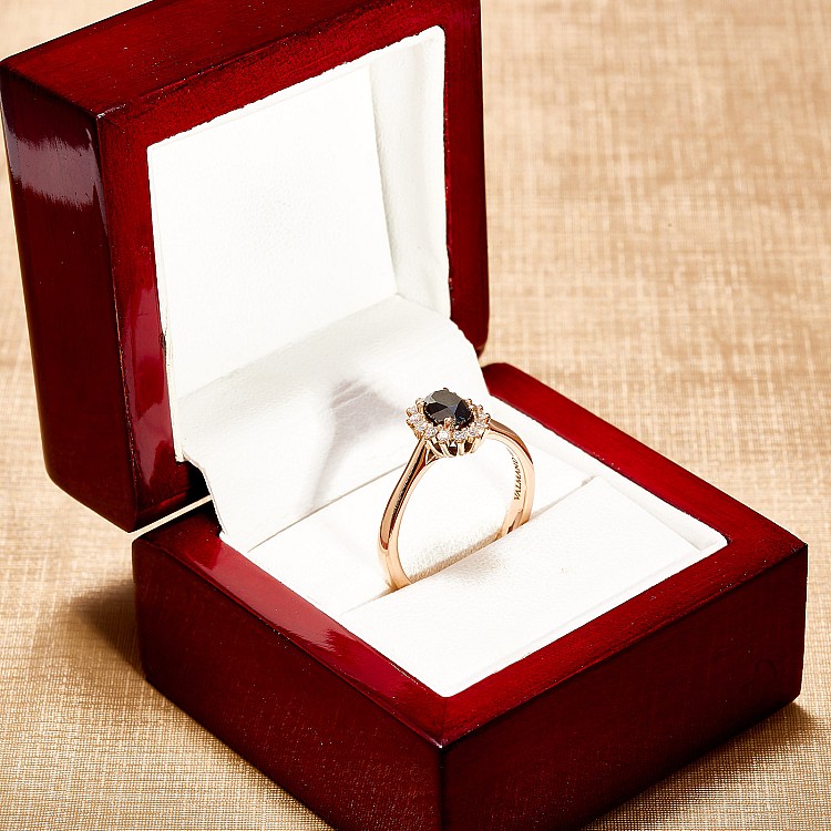 Kate Middleton Verlovingsring in 18k roségoud met ovale zwarte diamant en kleurloze diamanten - model i055