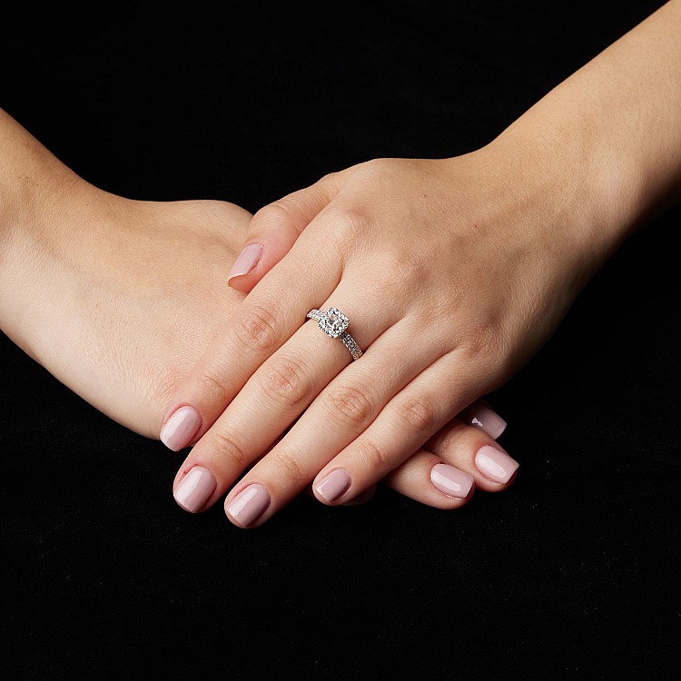 Bague de fiançailles en or avec diamant central et diamants secondaires certifiés GIA de 0,50 ou 0,70 ct - modèle i1061