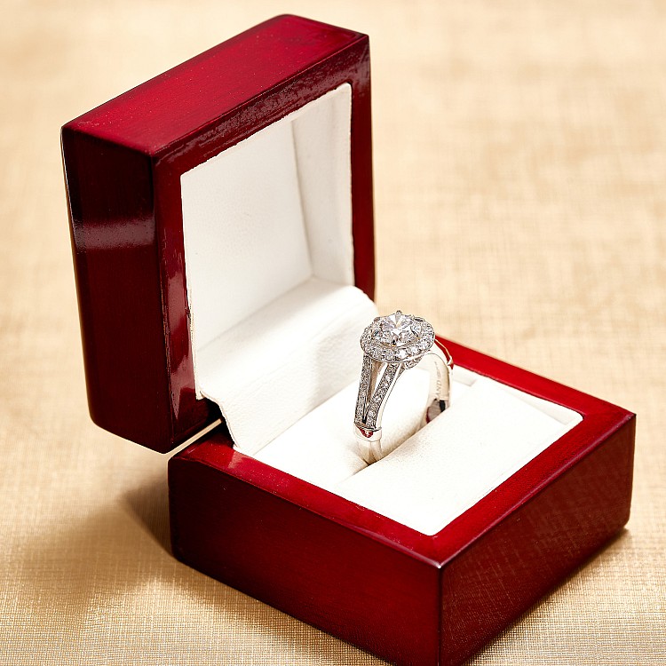 Bague de fiançailles halo en or avec diamant rond certifié GIA de 0,50 ct ou 0,70 ct - modèle i122311