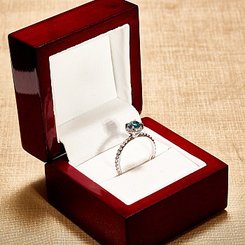 Bague de fiançailles halo en platine avec diamant bleu et diamants incolores - modèle i164