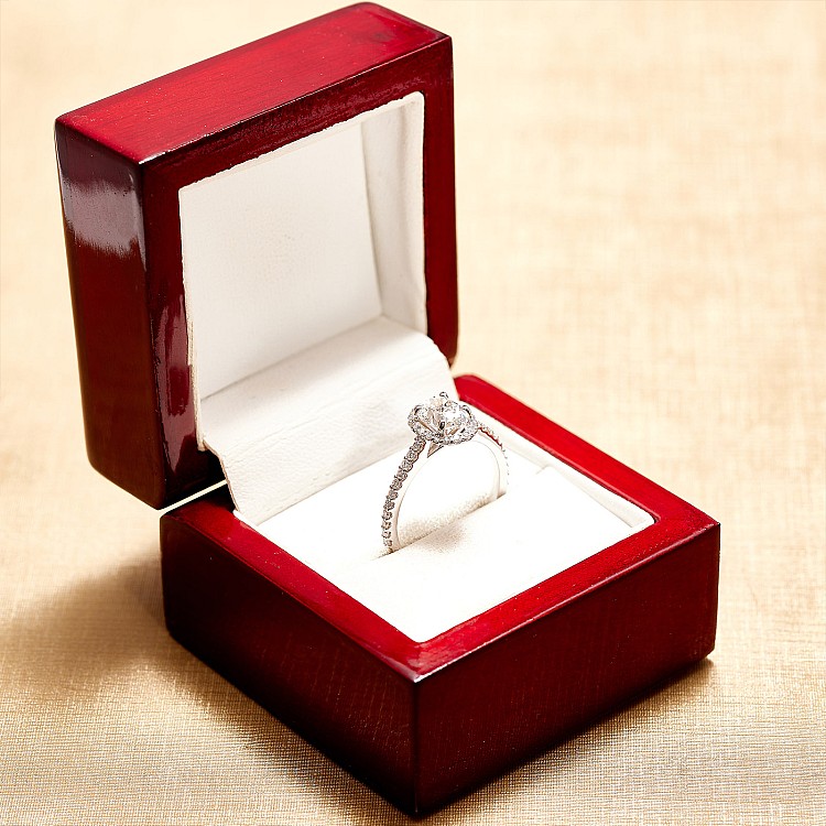 Bague de fiançailles Halo en or 18 carats ou en platine avec diamant central ovale certifié GIA de 0,50 ct ou 0,70 ct et diamants secondaires - modèle i1420