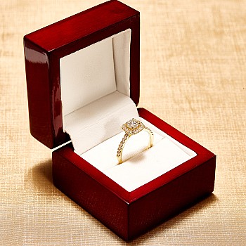 Engagement Ring Halo in 18k Yellow Gold with IGI Certified Diamond - model i1905