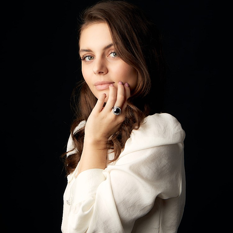 Bague de fiançailles en or avec diamant noir et diamants incolores - modèle i2713