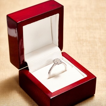 Bague de fiançailles Halo en or 18 carats ou platine avec diamant émeraude et diamant central certifié GIA de 0,50 ct ou 0,70 ct et diamants secondaires - modèle i4701