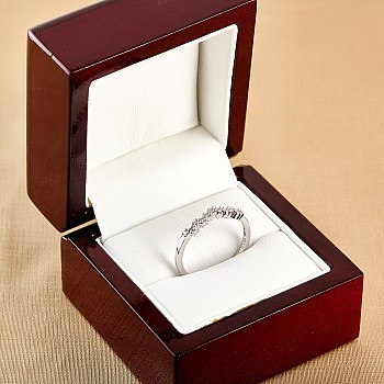 Gold or Platinum gift ring with diamonds - model i1996