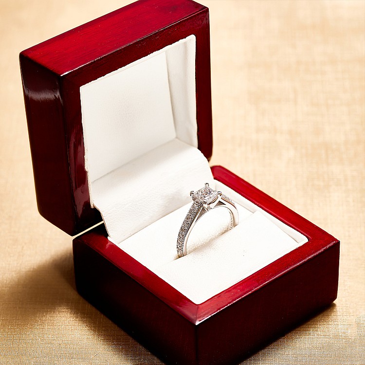 Bague de fiançailles en or 18 carats ou en platine avec diamant central de taille princesse certifié GIA de 0,50 ct ou 0,70 ct - modèle i1218