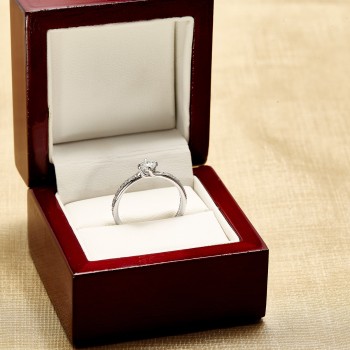 18k White Gold Engagement Ring with GIA Certified Brilliant Diamond - model i122358