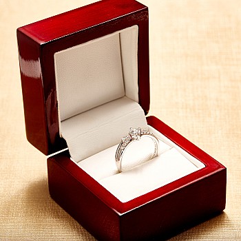 Bague de fiançailles en or avec diamant brillant et diamants secondaires - GIA 0,30 ct ou 0,40 ct - modèle i882