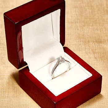 Anillo de compromiso de oro con diamante incoloro de 1,00 ct con certificación GIA - modelo i122604