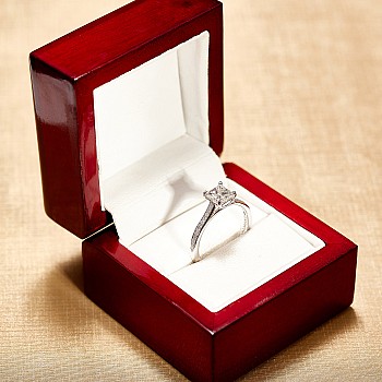 Verlobungsring mit Seitensteinen aus 18-karätigem Weißgold mit Prinzessdiamant (1,00 ct, GIA-zertifiziert) – Modell i122604