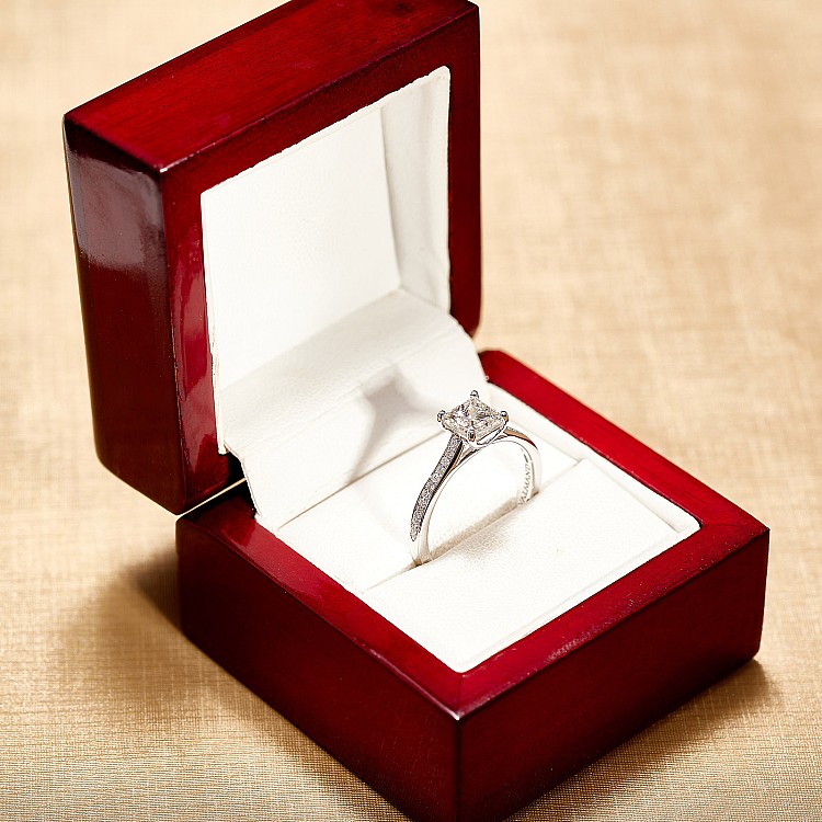 SideStone-Verlobungsring aus 18 Karat Weißgold mit GIA-zertifiziertem Princess-Diamant i122604DiDi