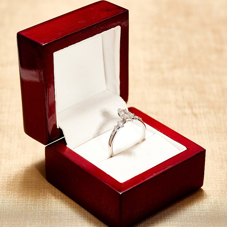 Anello di fidanzamento moderno in oro 18k o platino con diamante centrale taglio marquise GIA da 0,50 ct o 0,70 ct - modello i3122