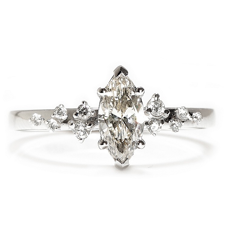 Anello di fidanzamento moderno in oro 18k o platino con diamante centrale taglio marquise GIA da 0,50 ct o 0,70 ct - modello i3122