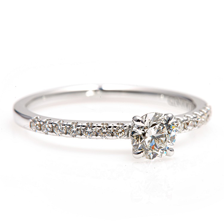 Bague de fiançailles en or avec diamant central certifié GIA de 0,30 ct ou 0,40 ct et diamants secondaires - modèle i316