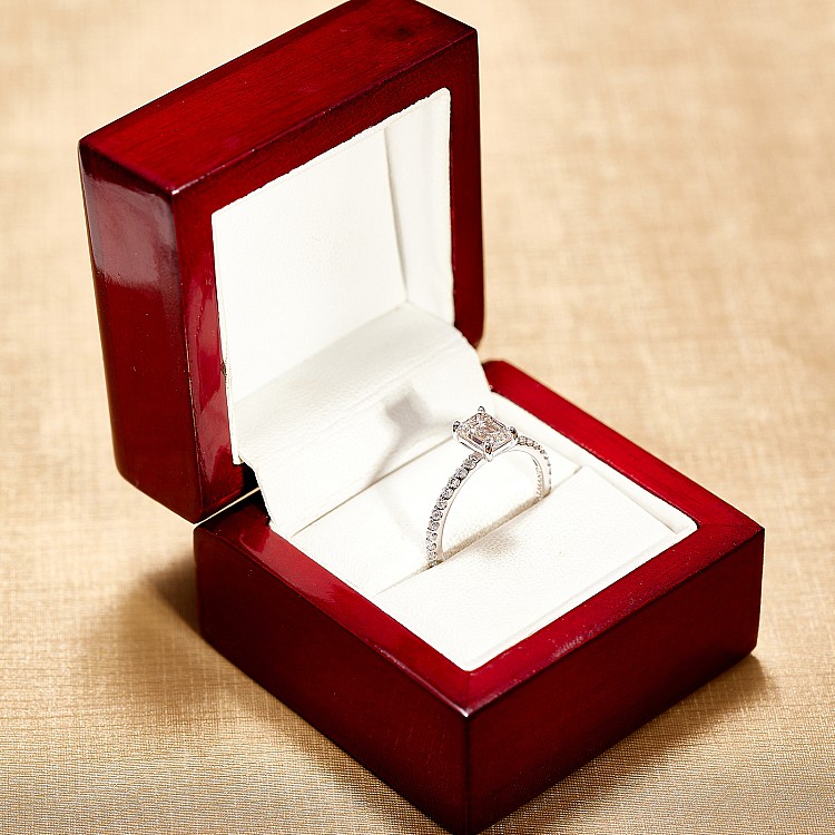 Bague de fiançailles en or avec pierre latérale, diamant émeraude et diamants incolores - GIA 1,00 ct - modèle i4111