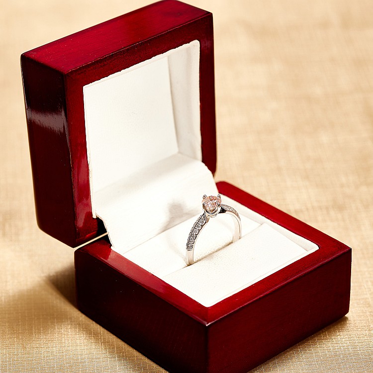 18K White Gold Side-Stone Engagement Ring with IGI Certified Lab Grown Pink Center Diamond - model i4659