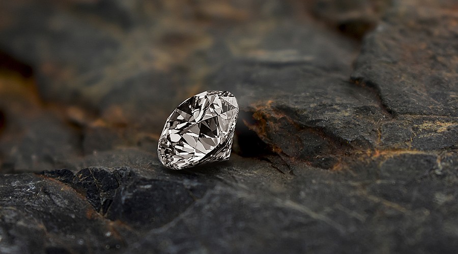 Natural versus synthetic diamonds. How do you recognize them?