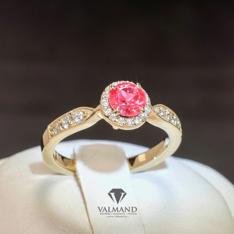 Bague de fiançailles en or avec rubis et diamants incolores - modèle i111
