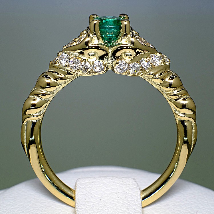 Gold engagement ring with Emerald and Diamonds i500SmDi