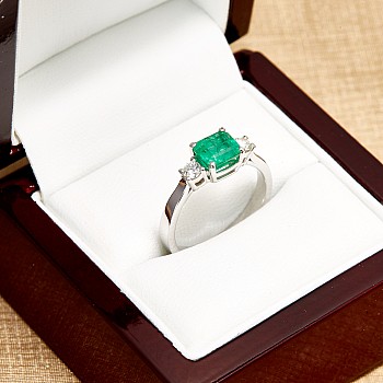 18k Gold or Platinum Engagement Ring with Emerald and Diamonds - model i015