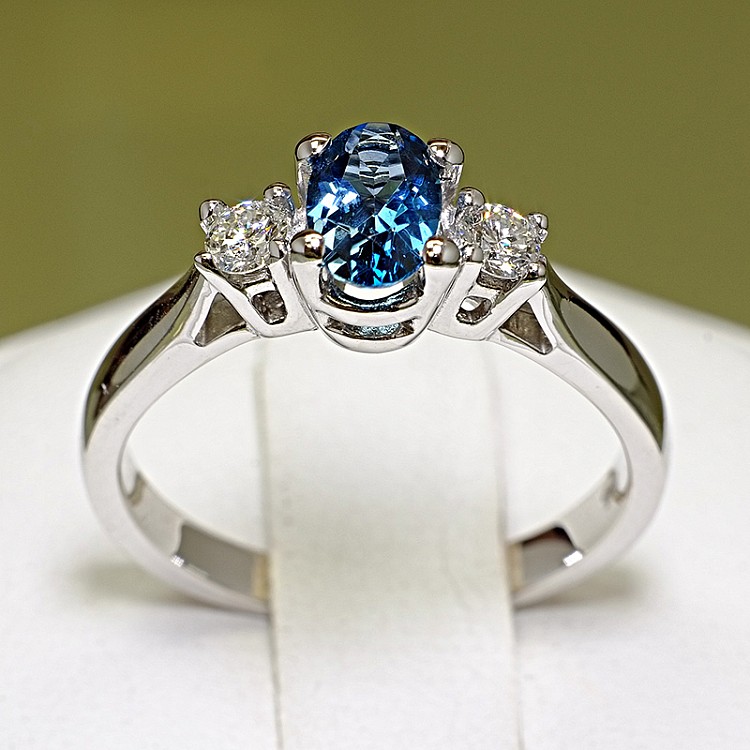 Bague cadeau en or avec topaze et diamants - modèle i015