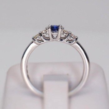 18k Gold or Platinum Engagement Ring with Sapphire and Diamonds - model i122543