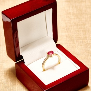 18k Yellow Gold Engagement Ring with Ruby and Colorless Diamonds - model i122866