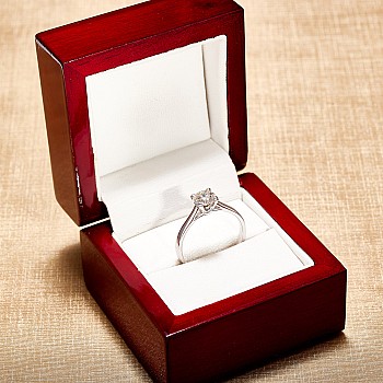 Gold-Verlobungsring mit GIA-zertifiziertem farblosen Diamanten von 0,30 ct – 0,40 ct i3771