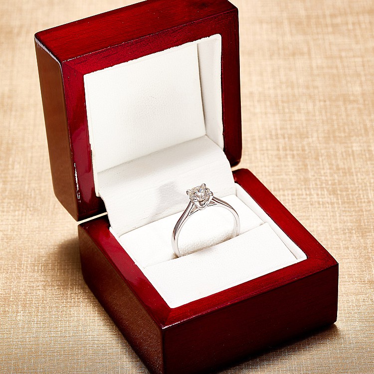 Gold-Verlobungsring mit GIA-zertifiziertem farblosen Diamanten von 0,30 ct – 0,40 ct i3771