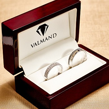 18k Gold or Platinum Wedding Rings with Colorless and Black Diamonds - model Perla
