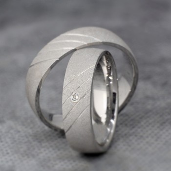 Trouwringen v011 in goud of platina met diamant