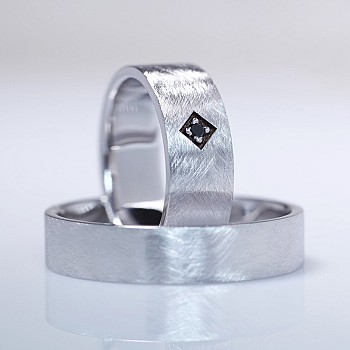 Trouwringen v0221 in goud of platina met zwarte diamant