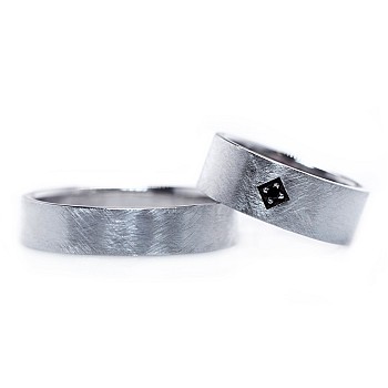 Trouwringen v0221 in goud of platina met zwarte diamant