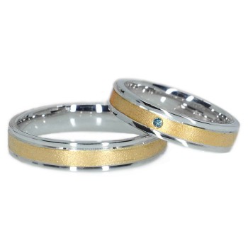 Trouwringen v0481 Mat gezandstraald goud, twee kleuren met blauwe diamant