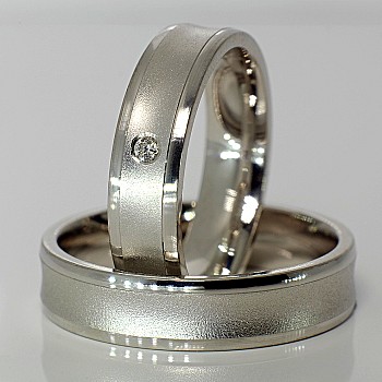 Trouwringen v049 in Goud met Diamant