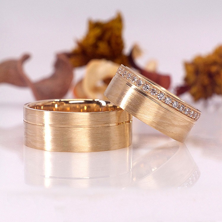 Alliances en or satiné et diamants - modèle v0971