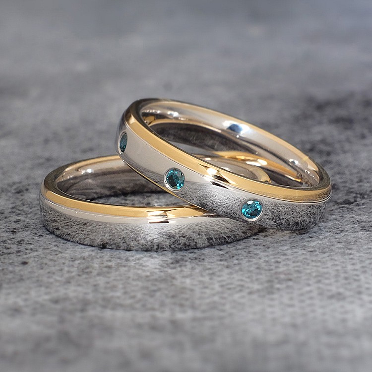 Eheringe v1096db in Weiß- und Gelbgold mit blauen Diamanten
