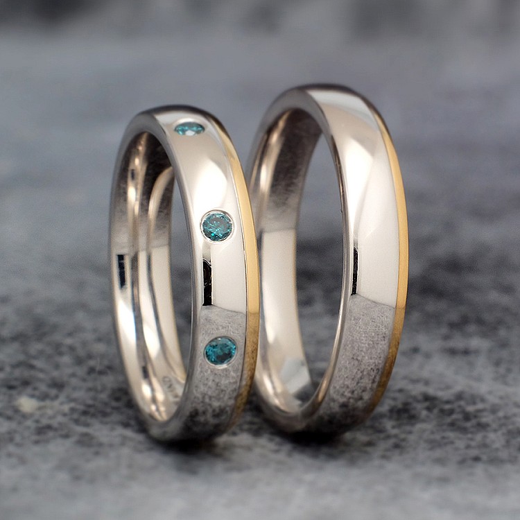 Eheringe v1096db in Weiß- und Gelbgold mit blauen Diamanten